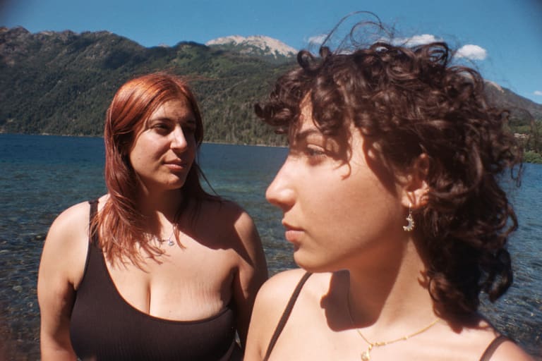 Lari y Abi- La Sardina Lomography — fotografía de Nira Bokler