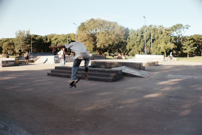 Skate- La Sardina Lomography — fotografía de Nira Bokler